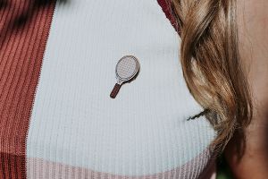 Holzbrosche Tennis bat Brooch