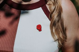 Holzbrosche Red boxing glove Brooch