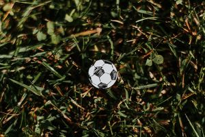 Holzbrosche Football Brooch